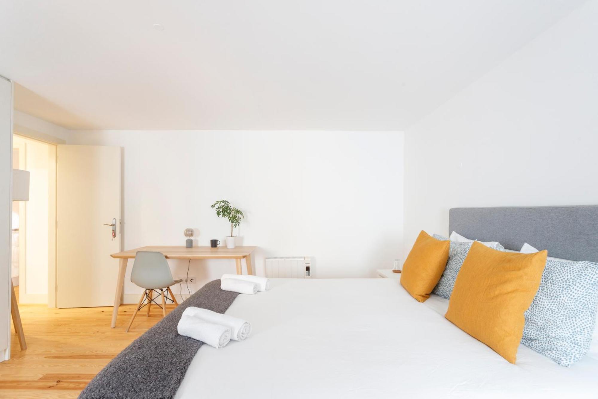 Suite In Cozy Apartment In Chiado In Shared House Lisboa Exterior foto